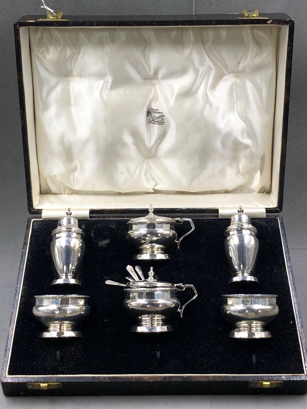 A HALLMARKED SILVER SIX PART CASED CRUET SET, DATED 1934 BIRMINGHAM FOR WILLIAM NEAL, COMPLETE