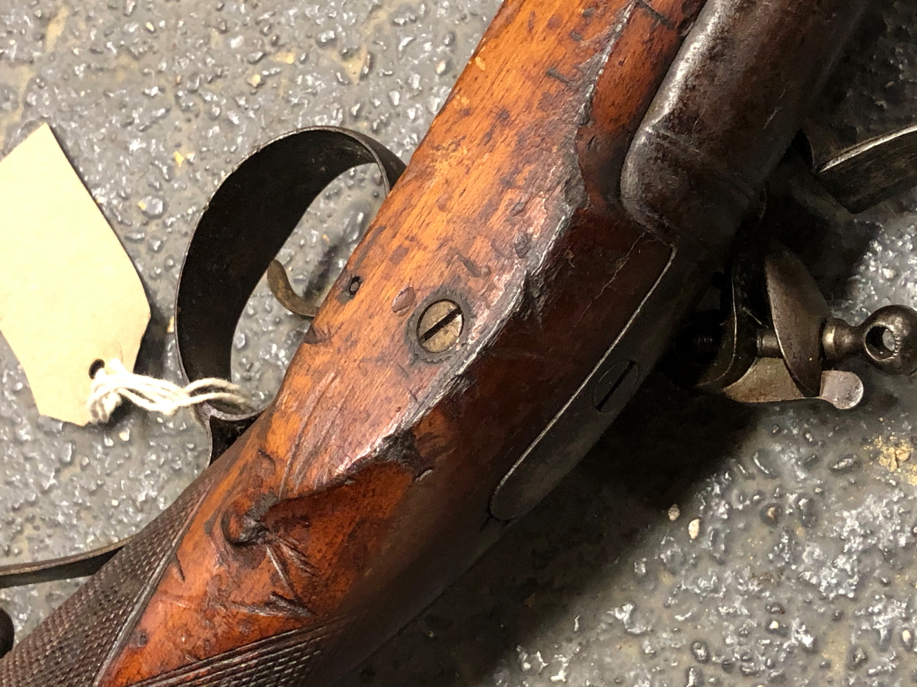 AN EAST INDIA COMPANY FLINTLOCK MUSKET, 39 INCH BARREL, BEVELLED LOCK WITH RAMPANT LION EMBLEM, FULL - Image 15 of 16
