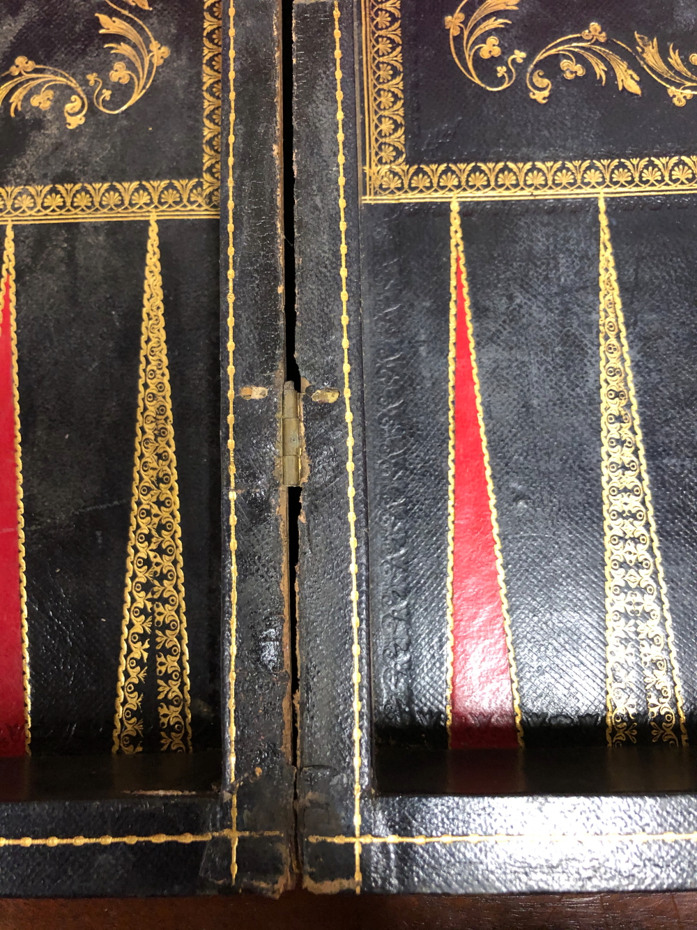 A RED, BLACK AND GILT LEATHER MOUNTED CHESS BOARD DISGUISED AS TWO VOLUMES ON THE HISTORY OF ENGLAND - Image 5 of 11
