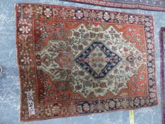 AN ANTIQUE PERSIAN SAROUK RUG, 148 X 107cm.