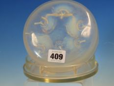 LALIQUE, A HOUPPES PATTERN OPALESCENT GLASS POWDER BOX AND COVER. Dia. 14cms.