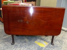 A GEORGIAN MAHOGANY DROP LEAF DINING TABLE, THE ROUNDED RECTANGULAR FLAPS FOLDING DOWN BY THE