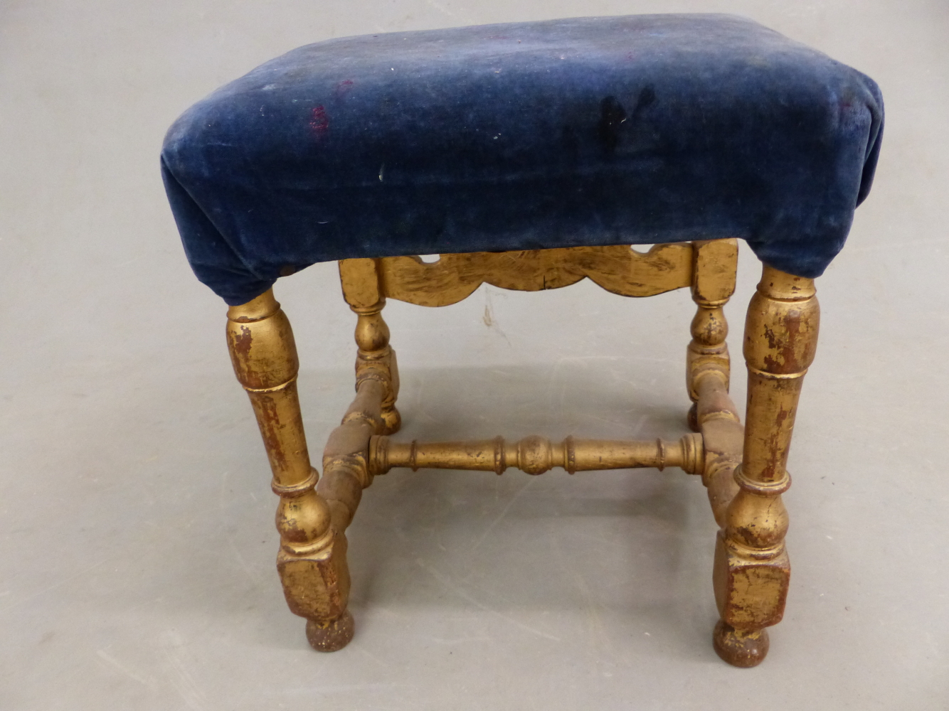 A PARCEL GILT OAK STOOL, WITH BLUE VELVET SEAT ABOVE BALUSTER LEGS JOINED AT THE FRONT BY A - Image 5 of 7