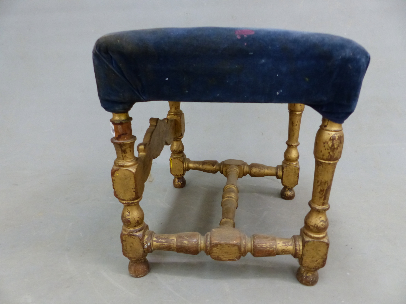 A PARCEL GILT OAK STOOL, WITH BLUE VELVET SEAT ABOVE BALUSTER LEGS JOINED AT THE FRONT BY A - Image 4 of 7