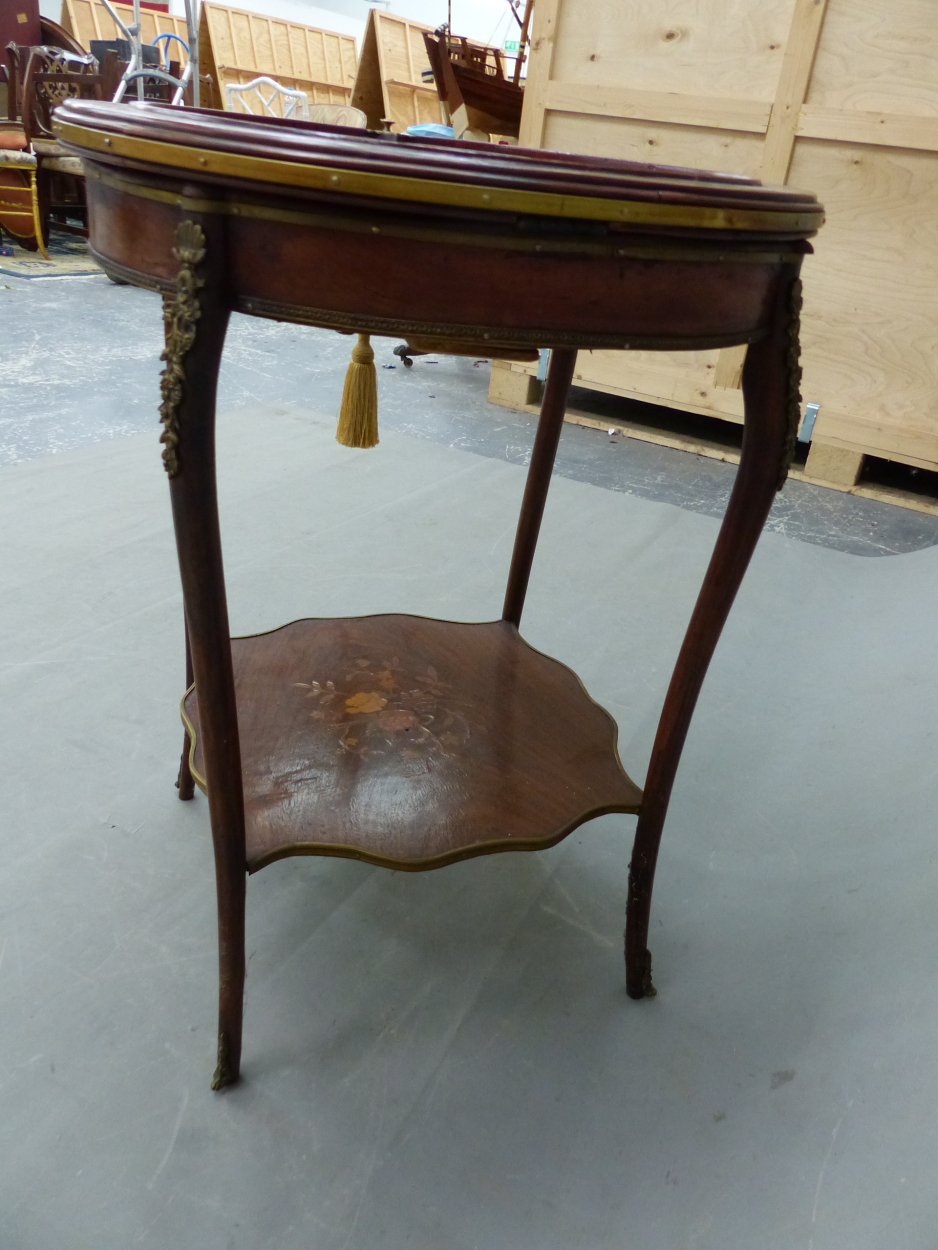 A FRENCH LOUIS XV STYLE INLAID ROUND BIJOUTERIE TABLE WITH BEVELLED GLAZE TOP, BRASS MOUNTS SHAPED - Image 9 of 11