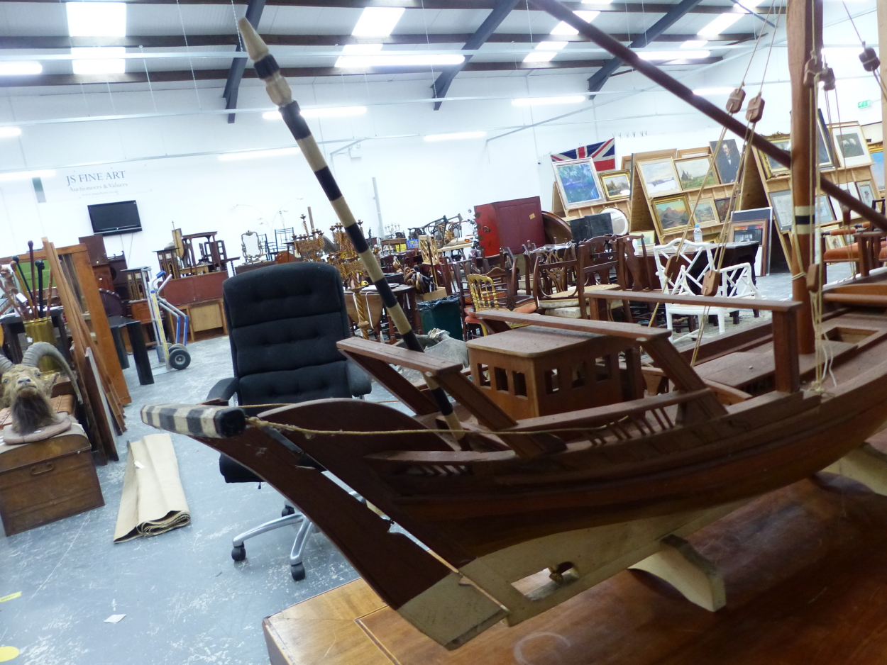 A SCALE MODEL TEAK DHOW WITH WHITE PAINTED KEEL AND BLACK AND WHITE TILLER HANDLE. W 105cms. - Image 7 of 8