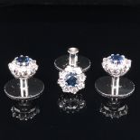 A SET OF THREE PLATINUM, SAPPHIRE AND DIAMOND CLUSTER SCREW DOWN BUTTONS IN A FITTED CASE. THE