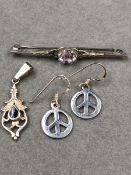 A CONTINENTAL SILVER RAINBOW GEMSET BROOCH,STAMPED 800, TOGETHER WITH A PAIR OF SILVER PEACE SIGN