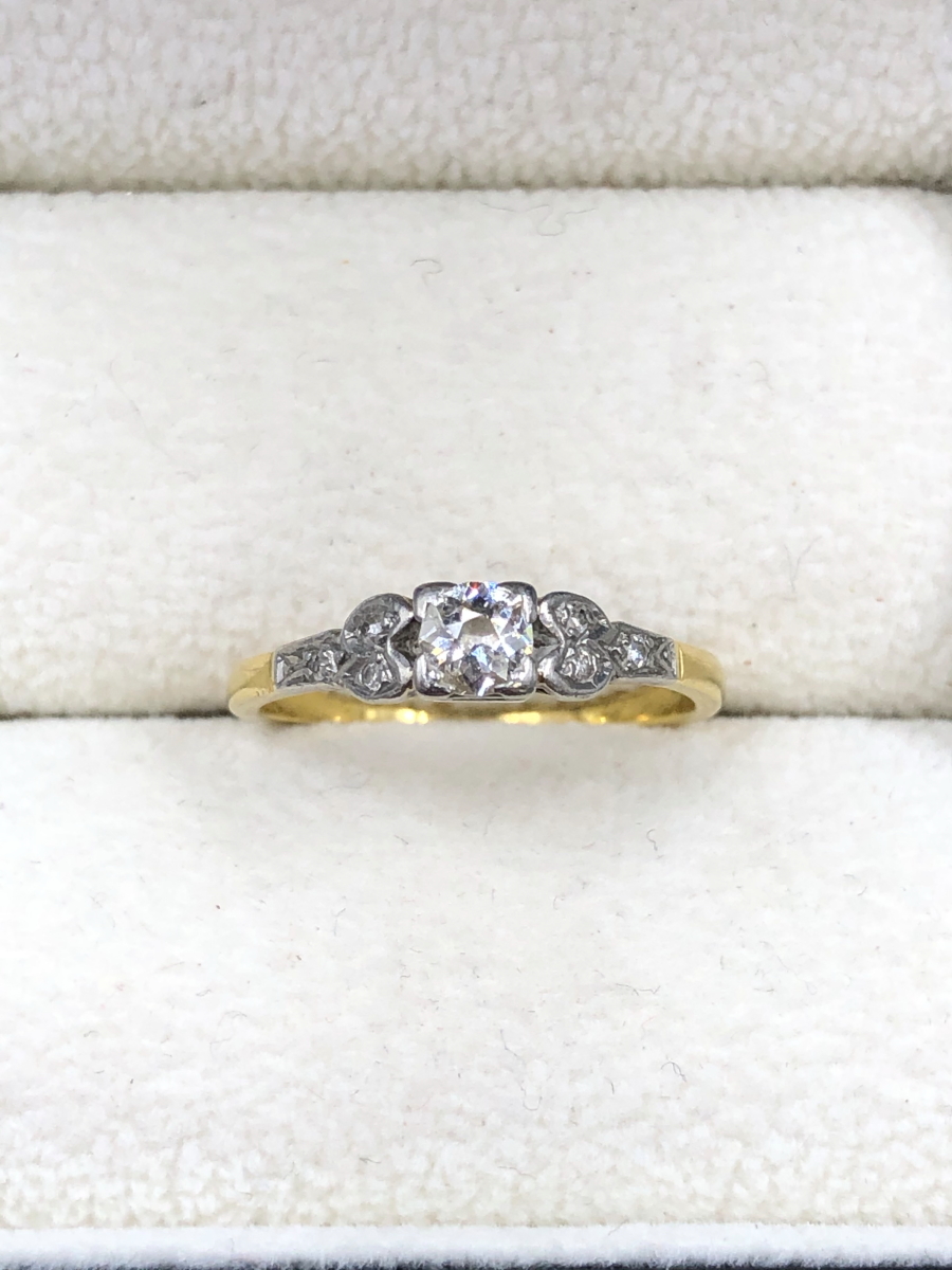 AN 18ct YELLOW GOLD VINTAGE DIAMOND RING WITH DIAMOND SET SHOULDERS, SET IN A 9ct WHITE GOLD HEAD.