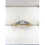 AN 18ct YELLOW GOLD VINTAGE DIAMOND RING WITH DIAMOND SET SHOULDERS, SET IN A 9ct WHITE GOLD HEAD.