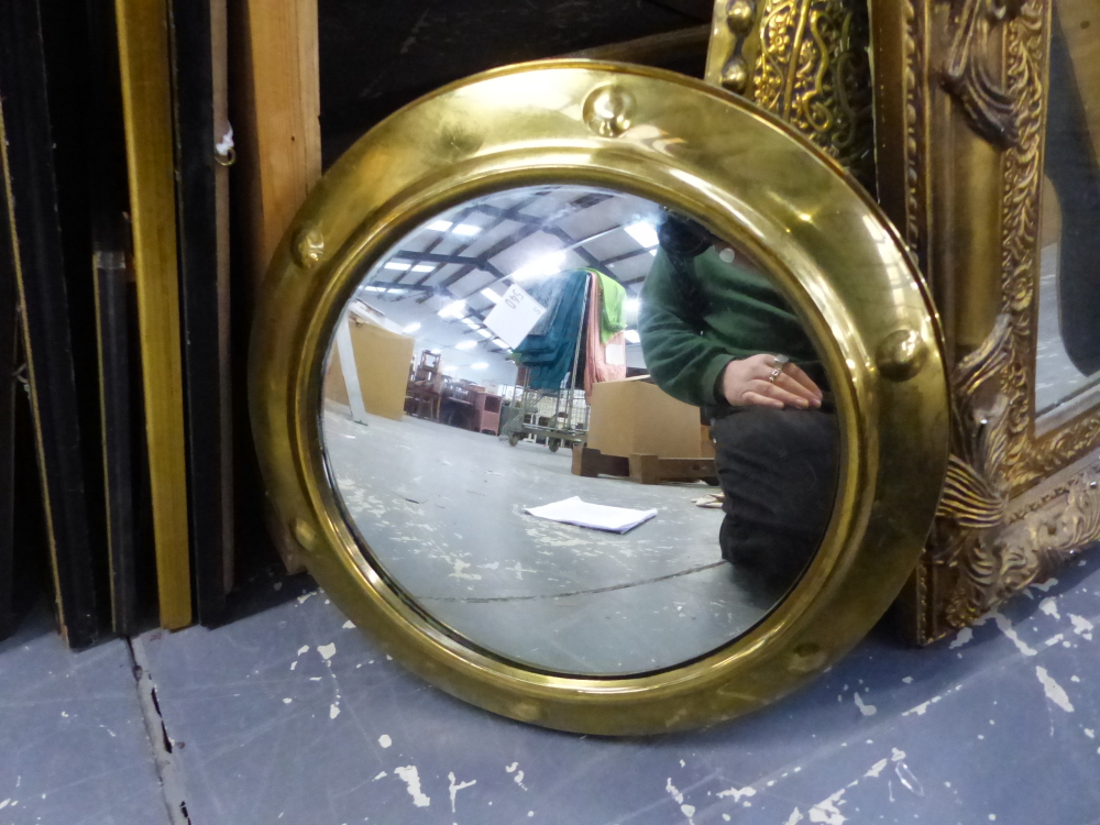 A GROUP OF SMALL RETRO AND DECORATIVE MIRRORS, INCLUDING THREE CONVEX MIRRORS, SIZES VARY. - Image 4 of 10