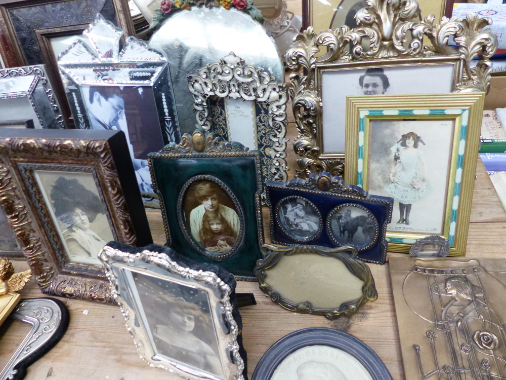 A QUANTITY OF DECORATIVE VINTAGE STYLE PHOTO FRAMES AND MIRRORS ETC. - Image 3 of 13