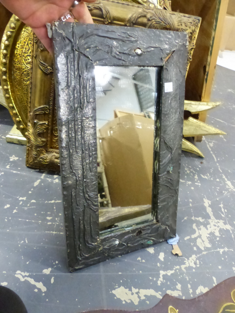 A GROUP OF SMALL RETRO AND DECORATIVE MIRRORS, INCLUDING THREE CONVEX MIRRORS, SIZES VARY. - Image 6 of 10