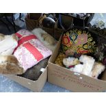 A GROUP OF TEDDY BEARS, TO INCLUDE A HAMLEYS LIMITED EDITION, VARIOUS FAUX FUR STOLES AND HATS,