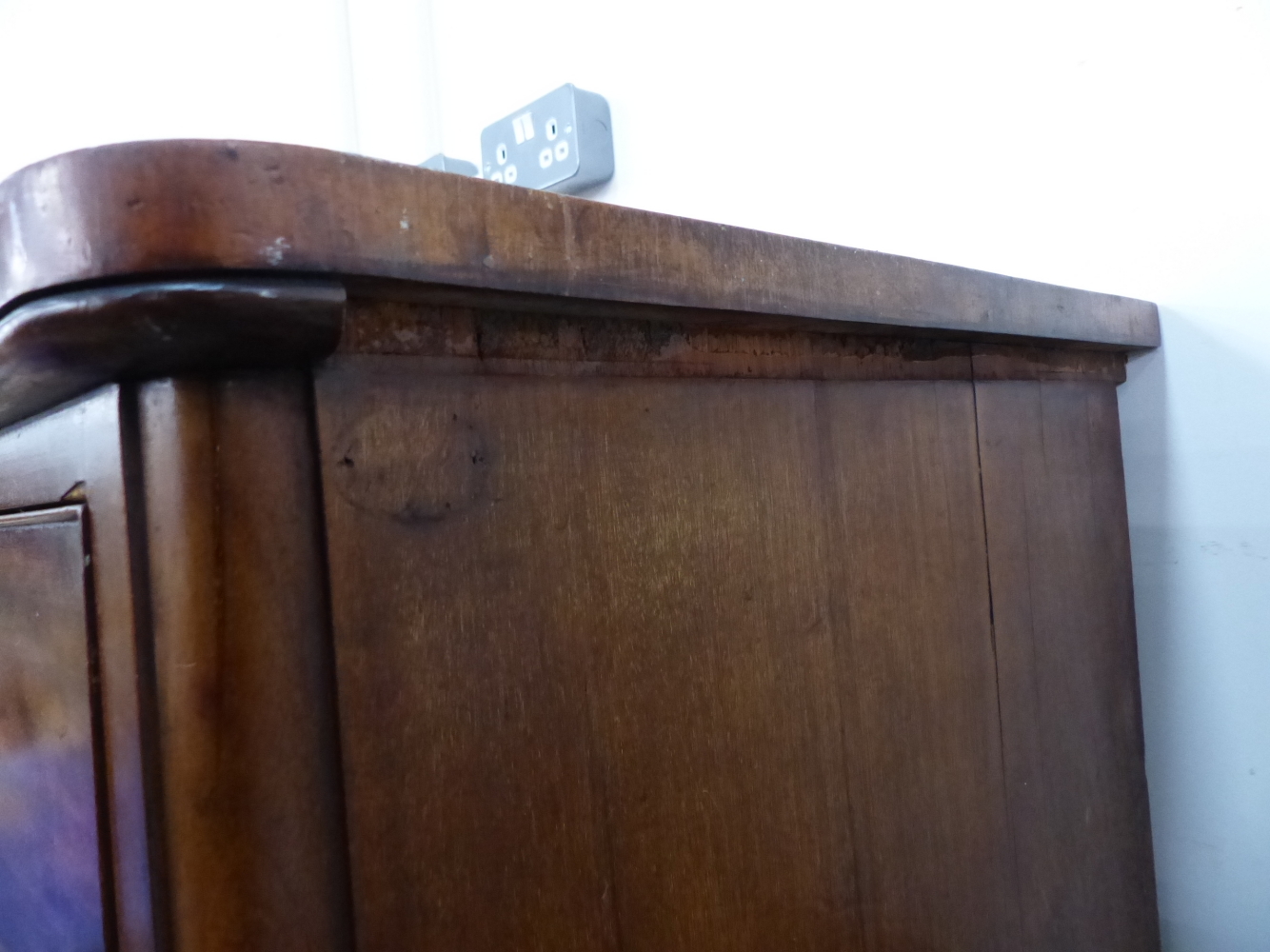 A VICTORIAN MAHOGANY LARGE CHEST OF TWO SHORT, FOUR LONG GRADUATED DRAWERS - Image 7 of 14