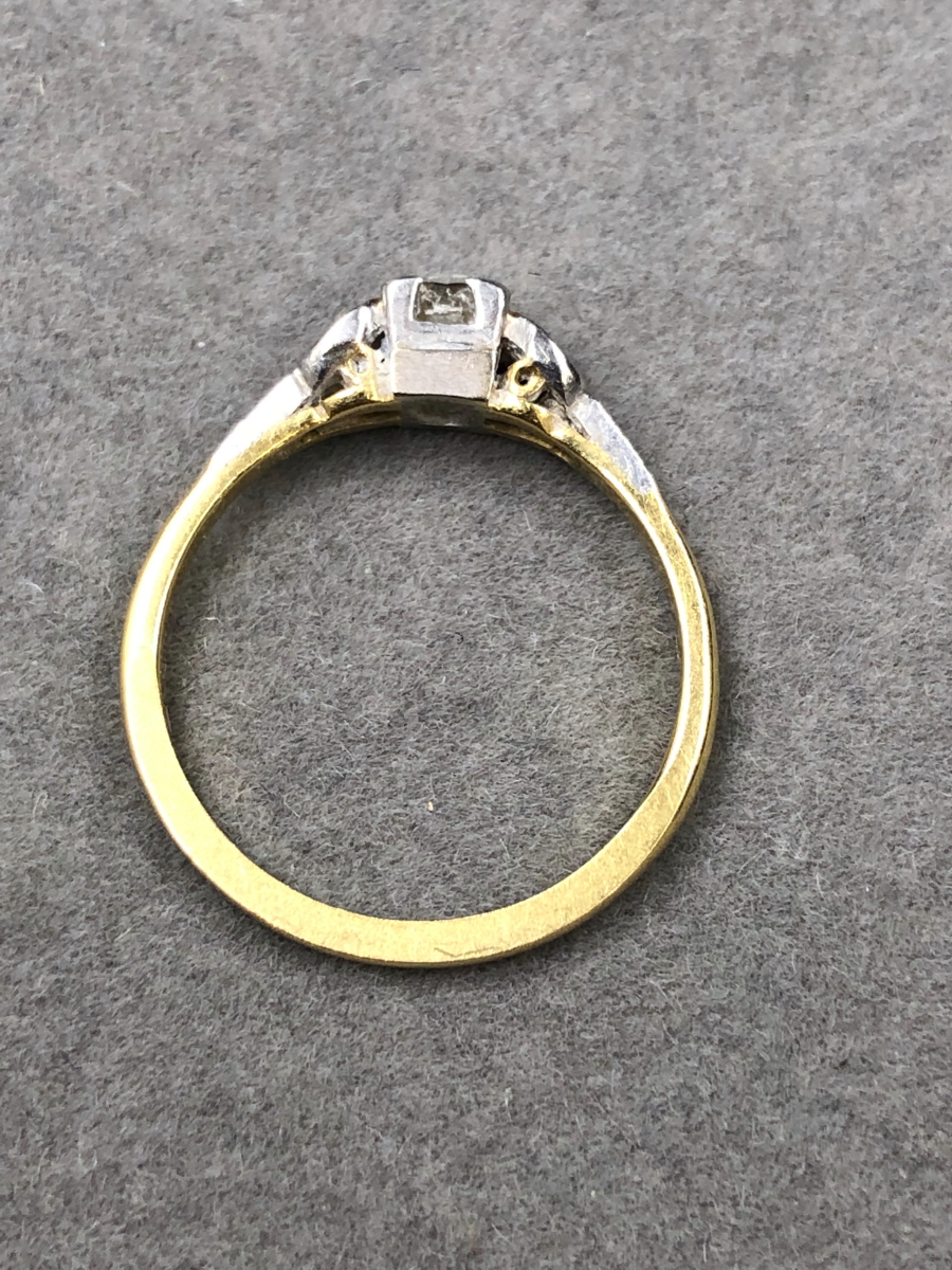 AN 18ct YELLOW GOLD VINTAGE DIAMOND RING WITH DIAMOND SET SHOULDERS, SET IN A 9ct WHITE GOLD HEAD. - Image 3 of 5