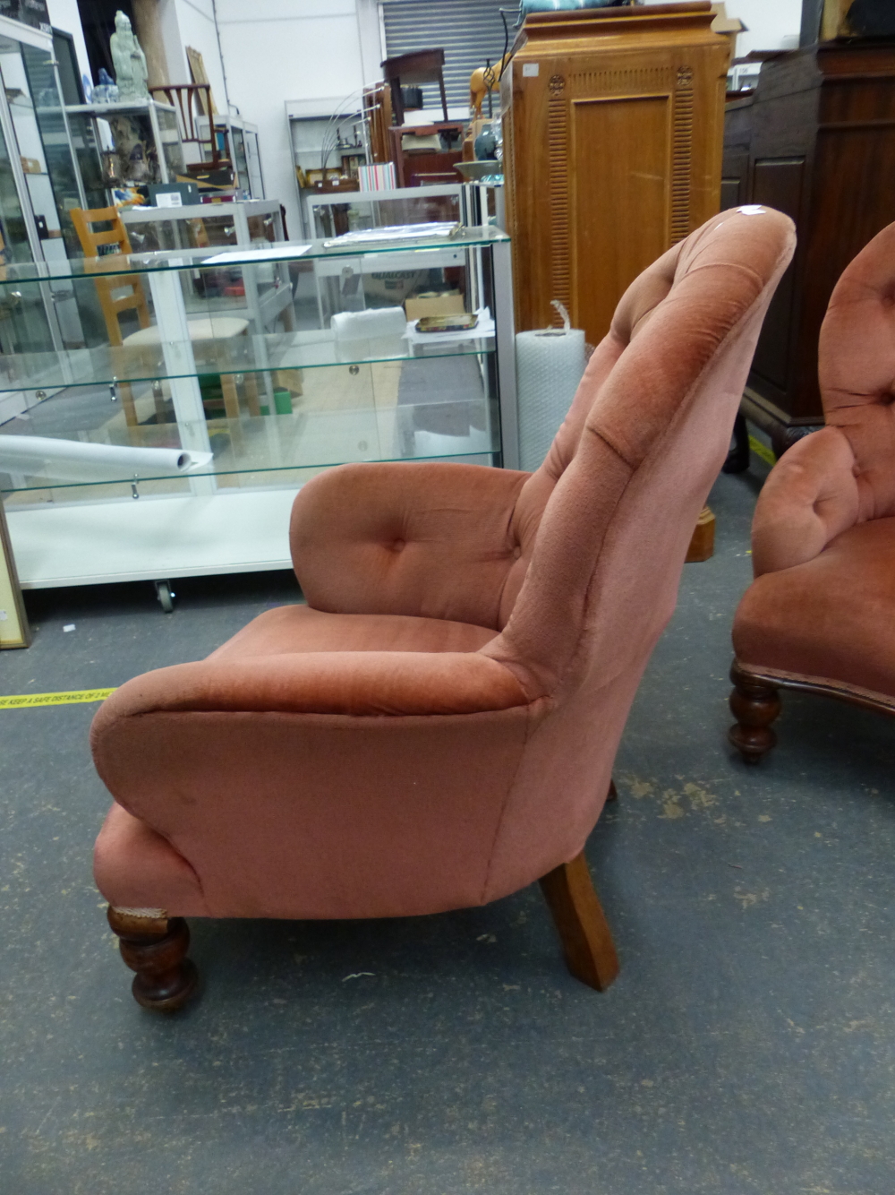 A NEAR PAIR OF VICTORIAN BUTTON BACK ARMCHAIRS - Image 9 of 42