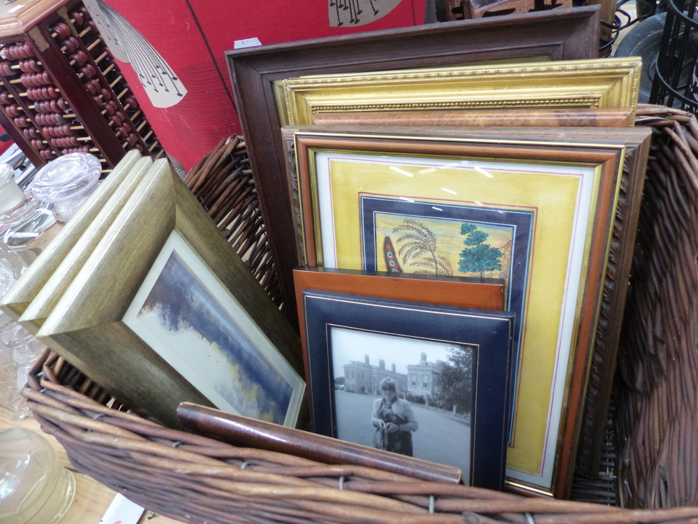 A QUANTITY OF DECORATIVE VINTAGE STYLE PHOTO FRAMES AND MIRRORS ETC. - Image 12 of 13