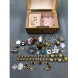 AN INLAID DOME TOP LOCKING JEWELLERY CASKET AND VINTAGE JEWELLERY CONTENTS TO INCLUDE A LARGE