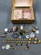 AN INLAID DOME TOP LOCKING JEWELLERY CASKET AND VINTAGE JEWELLERY CONTENTS TO INCLUDE A LARGE