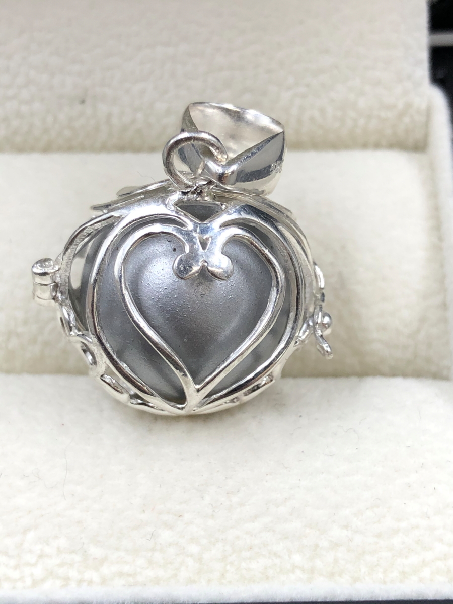 A SILVER CAGED MUSICAL BOLA ANGEL HARMONY CHIME BALL,THE CAGE DECORATED WITH HEARTS AND BUTTERFLIES. - Image 3 of 3