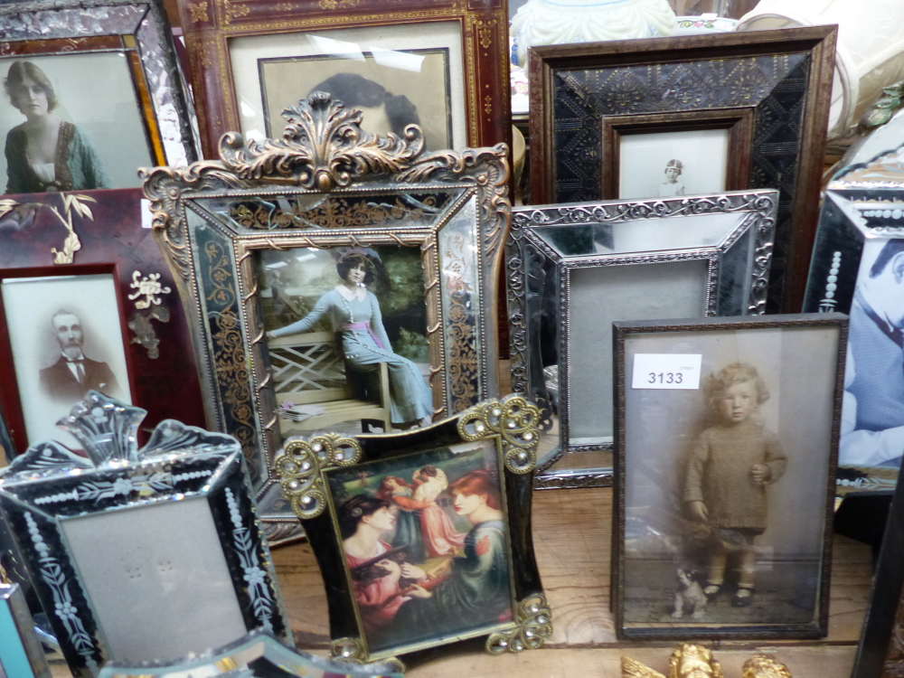 A QUANTITY OF DECORATIVE VINTAGE STYLE PHOTO FRAMES AND MIRRORS ETC. - Image 4 of 13