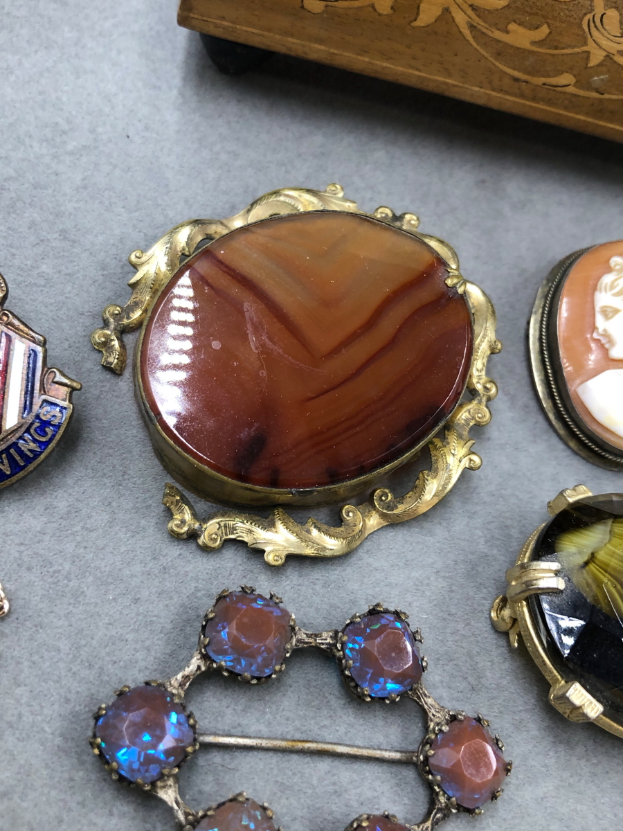 AN INLAID DOME TOP LOCKING JEWELLERY CASKET AND VINTAGE JEWELLERY CONTENTS TO INCLUDE A LARGE - Image 3 of 11