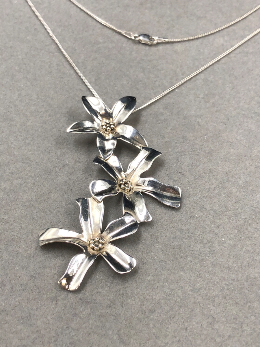 A SILVER FLORAL CONTEMPORARY STYLISED PENDANT SUSPENDED ON A SILVER CURB CHAIN. PENDANT LENGTH 7. - Image 3 of 5
