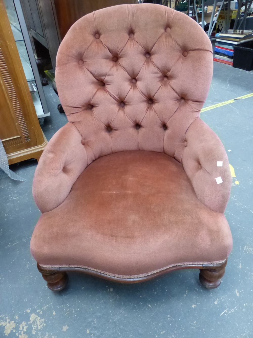 A NEAR PAIR OF VICTORIAN BUTTON BACK ARMCHAIRS - Image 19 of 42