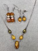 AN SILVER AND AMBER SET NECKLACE, WITH A PAIR OF SILVER AND AMBER DROP EARRINGS, AND A FURTHER