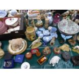 A COLLECTION OF DECORATIVE CERAMICS AND FIGURINES INC. A DOULTON AUSTRALIAN SERIES WARE VASE, POOR