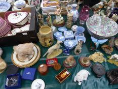 A COLLECTION OF DECORATIVE CERAMICS AND FIGURINES INC. A DOULTON AUSTRALIAN SERIES WARE VASE, POOR