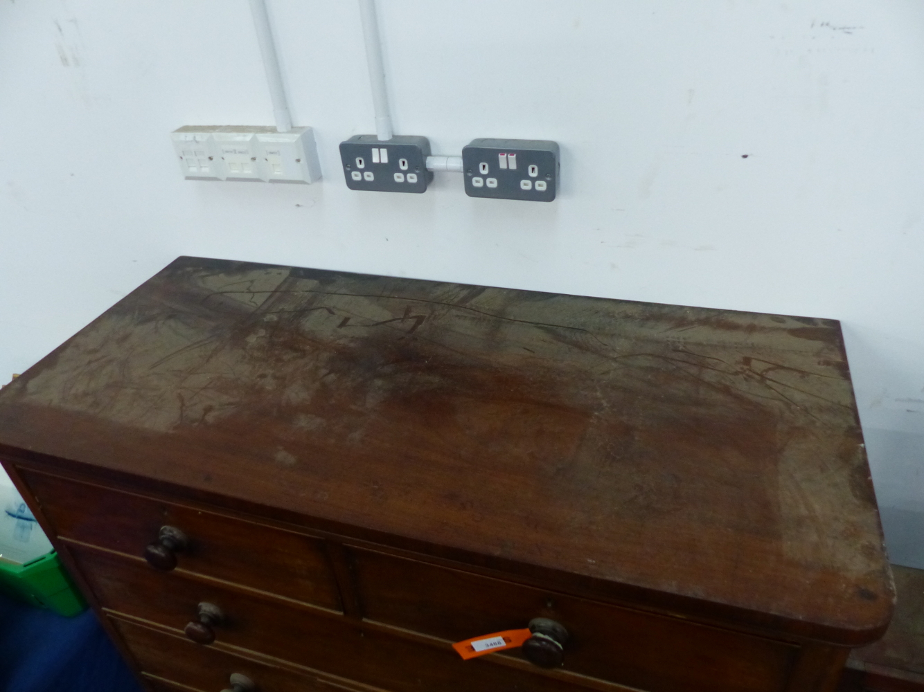 A VICTORIAN MAHOGANY LARGE CHEST OF TWO SHORT, FOUR LONG GRADUATED DRAWERS - Image 9 of 14