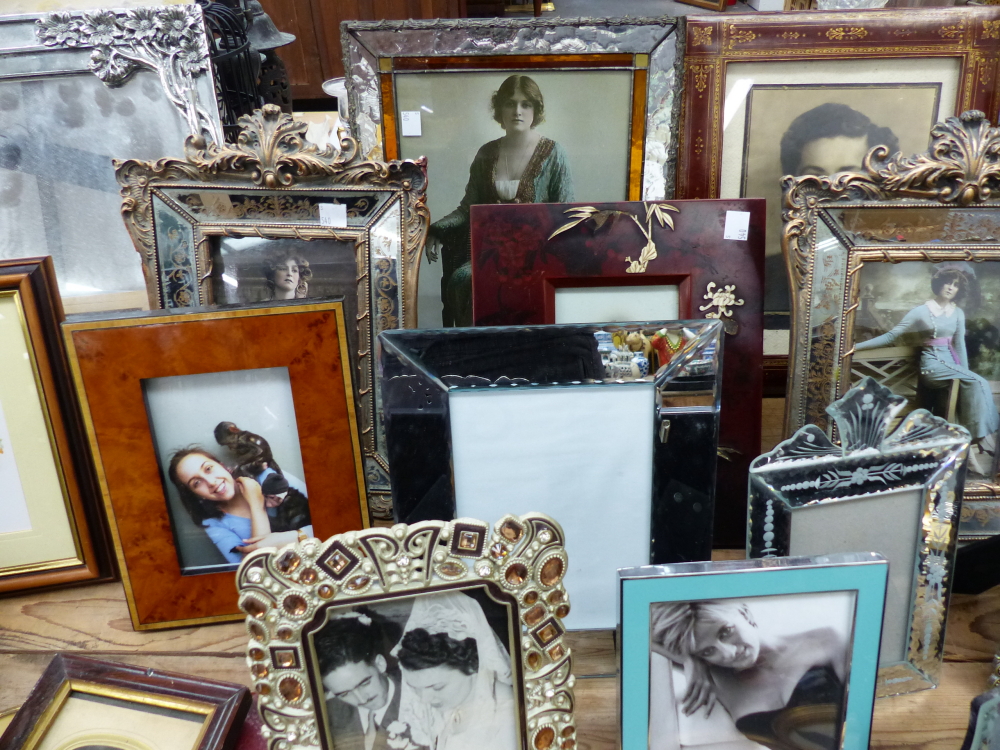 A QUANTITY OF DECORATIVE VINTAGE STYLE PHOTO FRAMES AND MIRRORS ETC. - Image 7 of 13