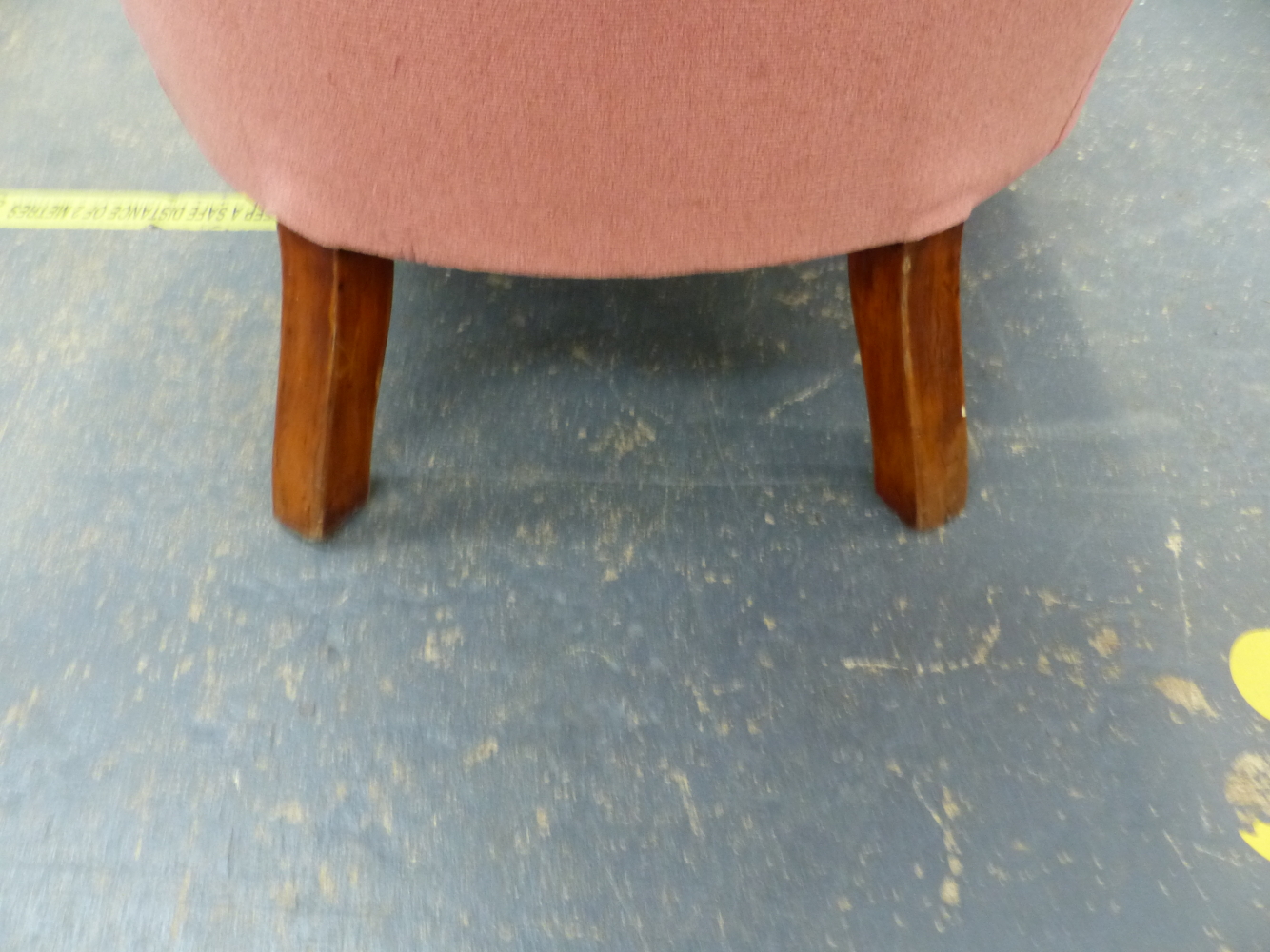 A NEAR PAIR OF VICTORIAN BUTTON BACK ARMCHAIRS - Image 34 of 42