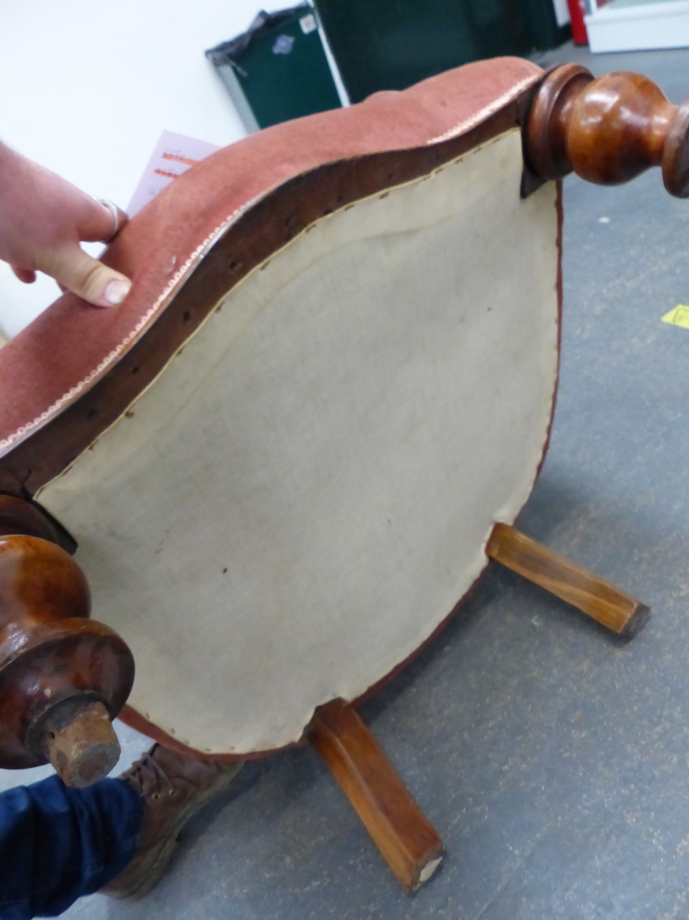 A NEAR PAIR OF VICTORIAN BUTTON BACK ARMCHAIRS - Image 17 of 42