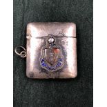 A VICTORIAN SILVER AND ENAMEL HALLMARKED VESTA CASE, DATED BIRMINGHAM 1899. SHIELD TO FRONT WITH A
