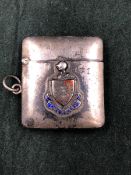 A VICTORIAN SILVER AND ENAMEL HALLMARKED VESTA CASE, DATED BIRMINGHAM 1899. SHIELD TO FRONT WITH A