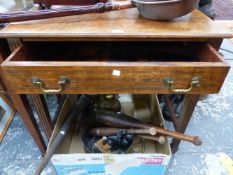 A SMALL OAK SIDE TABLE WITH SINGLE DRAWER.