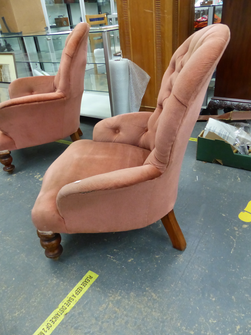 A NEAR PAIR OF VICTORIAN BUTTON BACK ARMCHAIRS - Image 28 of 42