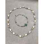 A MOSS AGATE AND SILVER BEADED BRACELET TOGETHER WITH A SILVER AND PEARL NECKLET.