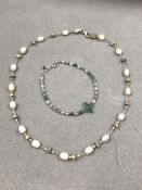 A MOSS AGATE AND SILVER BEADED BRACELET TOGETHER WITH A SILVER AND PEARL NECKLET.