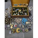 A VINTAGE CARVED WOODEN JEWELLERY BOX AND THE COSTUME JEWELLERY CONTENTS TO INCLUDE 30 VARIOUS