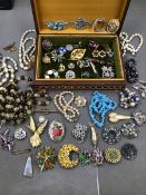 A VINTAGE CARVED WOODEN JEWELLERY BOX AND THE COSTUME JEWELLERY CONTENTS TO INCLUDE 30 VARIOUS