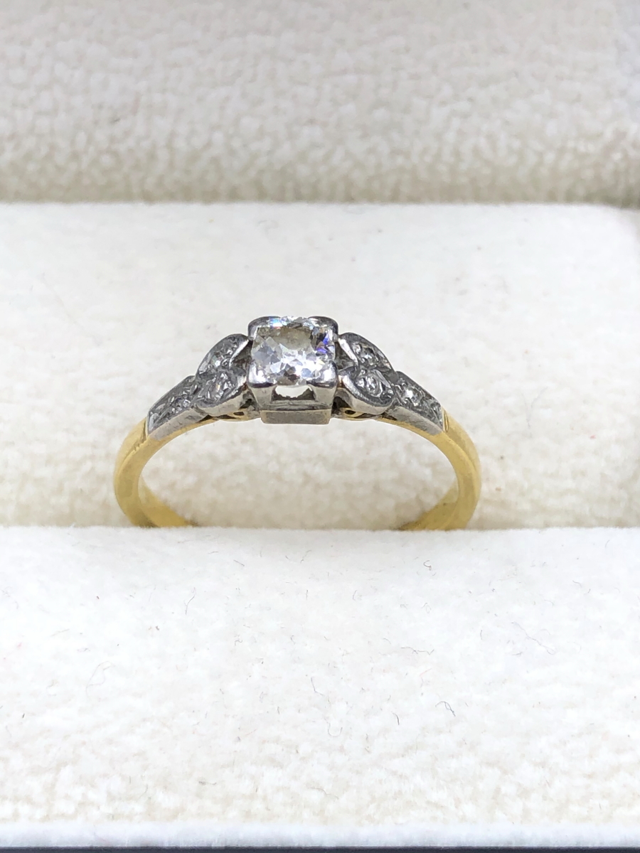 AN 18ct YELLOW GOLD VINTAGE DIAMOND RING WITH DIAMOND SET SHOULDERS, SET IN A 9ct WHITE GOLD HEAD. - Image 2 of 5