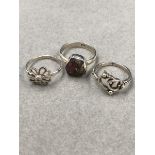 THREE SILVER RINGS, INTERLOCKING HEARTS, STONE SET DAISY AND AN AMETHYST GEODE EXAMPLE. SIZES N, O