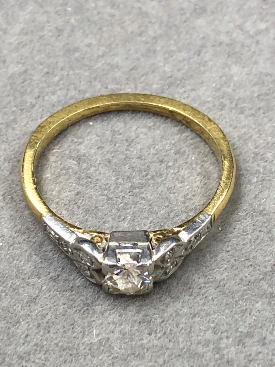 AN 18ct YELLOW GOLD VINTAGE DIAMOND RING WITH DIAMOND SET SHOULDERS, SET IN A 9ct WHITE GOLD HEAD. - Image 5 of 5