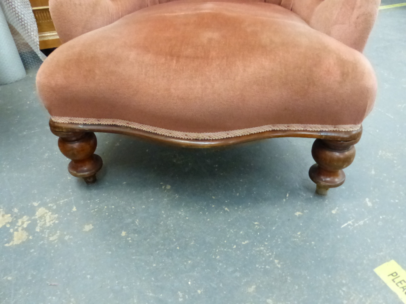 A NEAR PAIR OF VICTORIAN BUTTON BACK ARMCHAIRS - Image 26 of 42