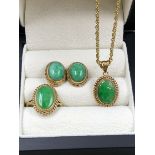 A 9CT GOLD AND GREEN HARDSTONE PENDANT, EARRING AND RING SET. THE PENDANT SUSPENDED ON A 9CT GOLD