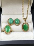 A 9CT GOLD AND GREEN HARDSTONE PENDANT, EARRING AND RING SET. THE PENDANT SUSPENDED ON A 9CT GOLD